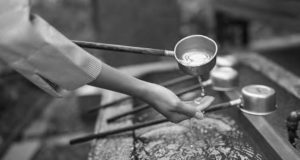 Image of purification before giving offering to the Kami.