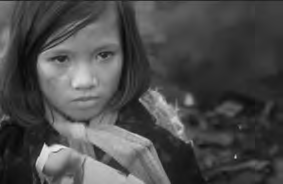 Ngọc Hà looking resolutely at the captured American pilots.